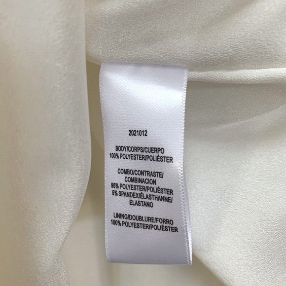 NWT Halston Architectural Short Sleeve Blouse with Mock Neck in White - Size 6 - Picture 15 of 15